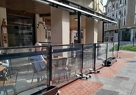 La nueva regulación establece un mínimo de dos metros libres junto a las fachadas para garantizar el paso peatonal.