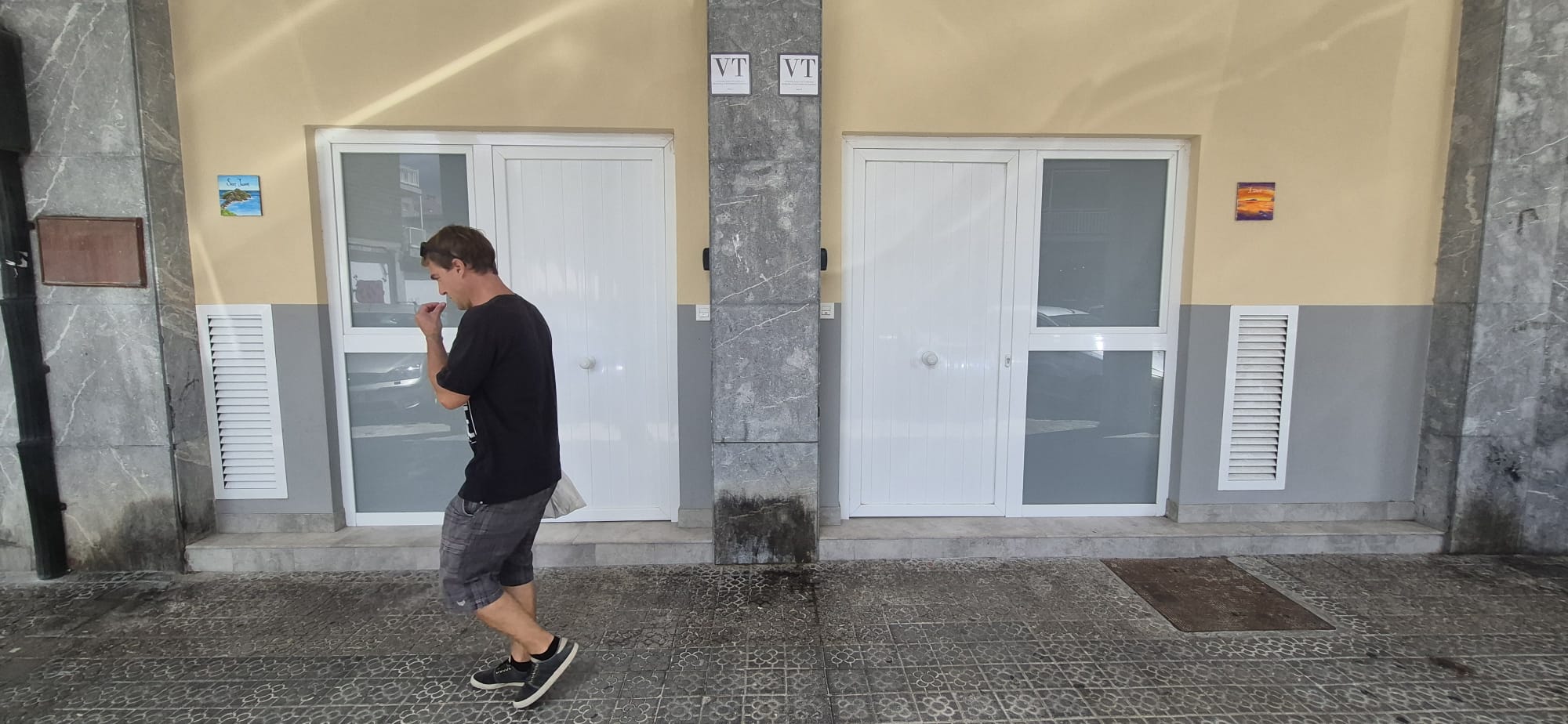 Dos viviendas vacacionales en el bajo de un edificio de la calle Bizkaiko Jaurerria de Bermeo.