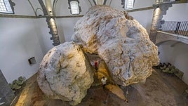 Las tres piedras del interior marcan la singularidad de la ermita de San Miguel de Arretxinaga.