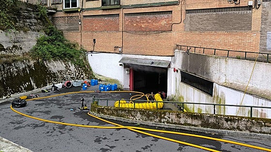 Un incendio en un garaje calcina decenas de coches y cierra el acceso a La Peña varias horas