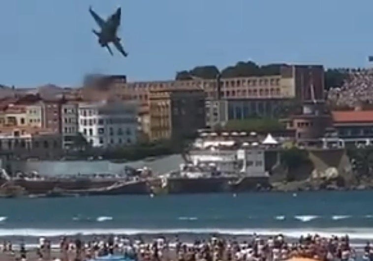 La aplaudida maniobra de un piloto del ejército del aire en Gijón que asusta a los bañistas de la playa