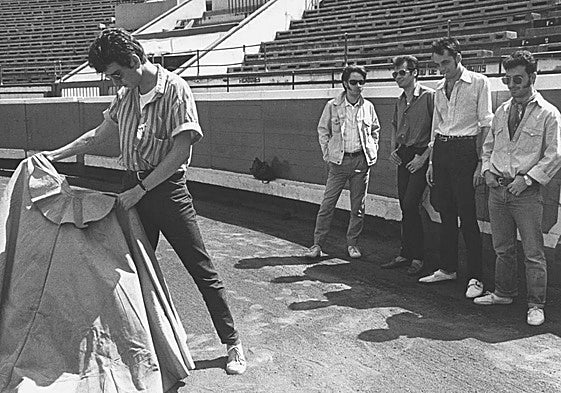 Los componentes de la banda, dando unos pases en Vistalegre durante una visita a Bilbao.
