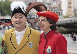 El cantante de Doctor Deseo, Francis Diez, como pregonero y la comparsera de Txori Barrote Olatz Agirre, como txupinera este martes durante la presentación de la edición número 45 de Aste Nagusia.