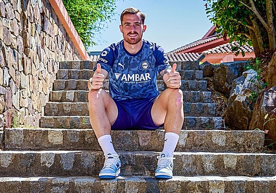 Toni Martínez atiende sin prisa y sonriente desde la concentración albiazul.