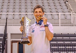 Víctor Ciavattini posa con el trofeo y la medalla de oro del Europeo sub'18.
