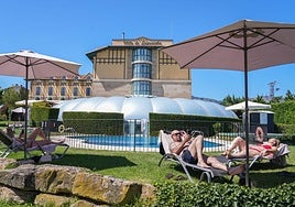 Huéspedes se relajan en la zona de la piscina del hotel Villa de Laguardia esta semana.