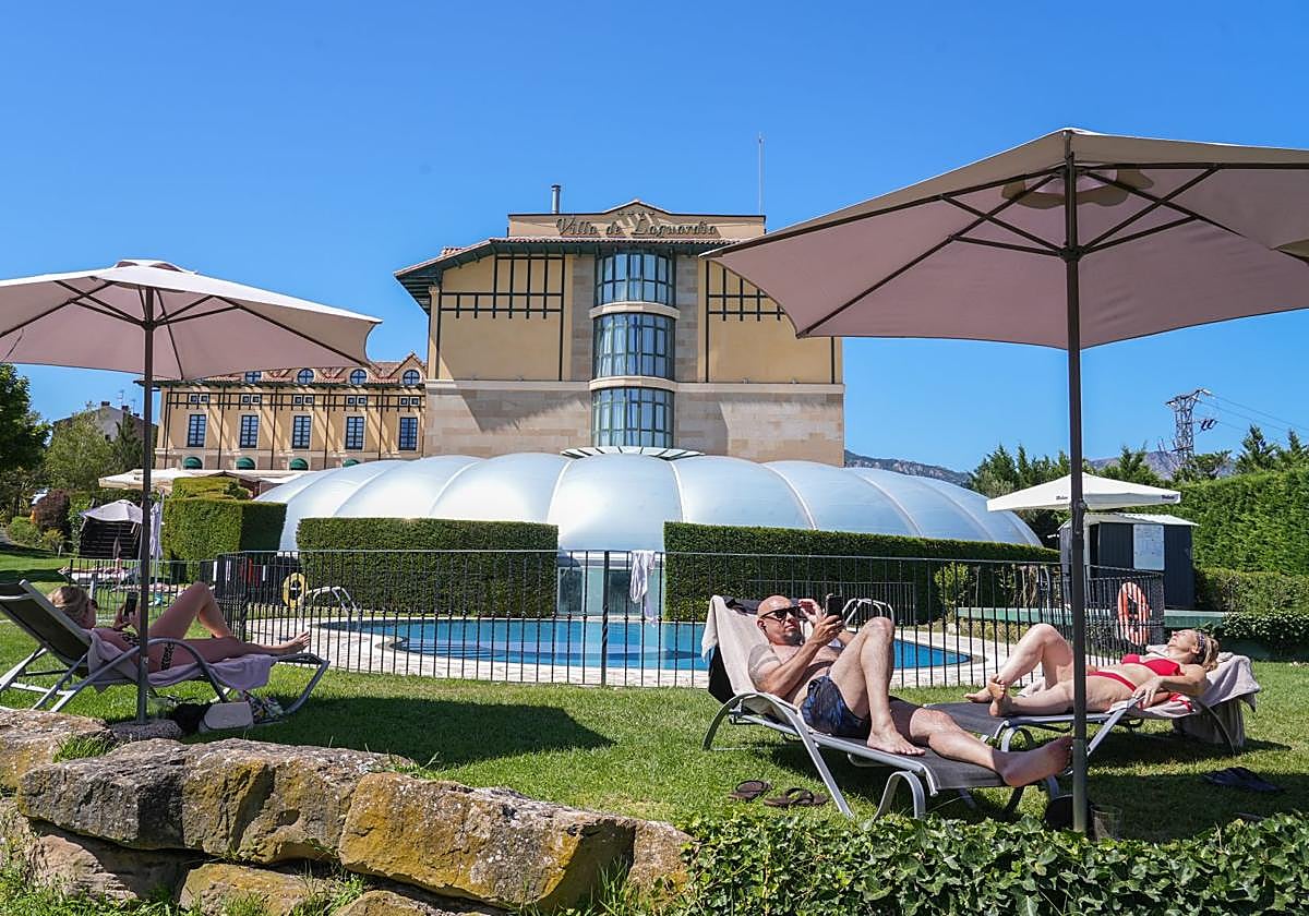 Huéspedes se relajan en la zona de la piscina del hotel Villa de Laguardia esta semana.