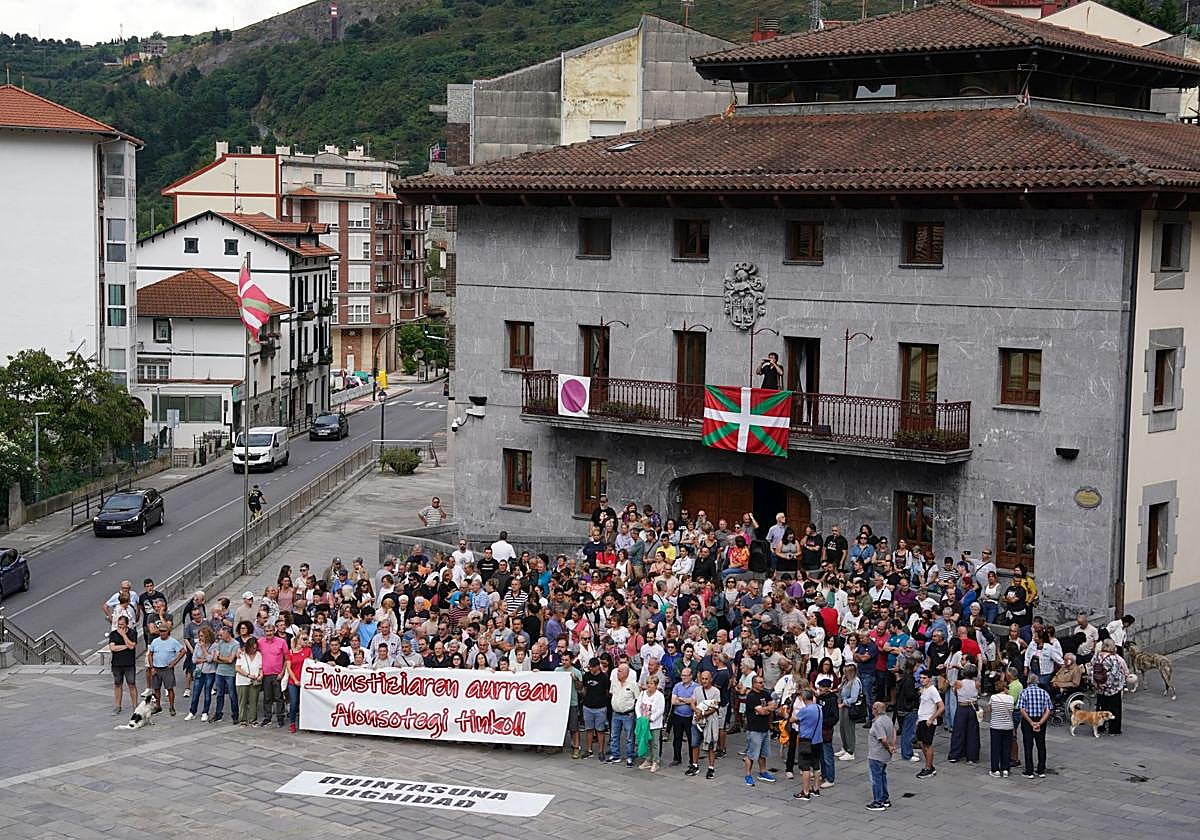 Los manifestantes sostuvieron una pancarta en la que denuncian «la injusticia» que supone la reclamación de la institución foral.