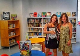 Enara Menoyo con su hija Ilargi y Janire Martínez, impulsoras de la asociación Altzoan Zaintza Sarea.