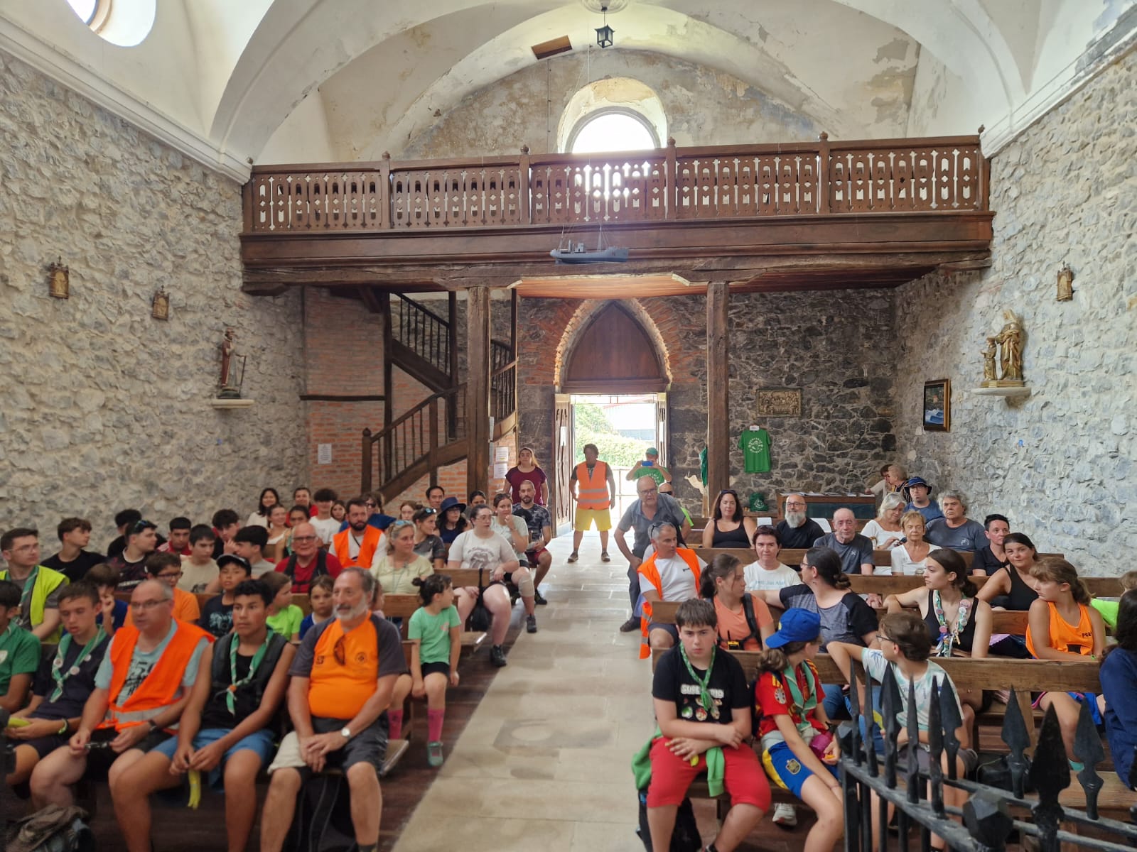 Participantes de la BizkaiBira en una de las visita guiadas programadas a la ermita de Santa Catalina.
