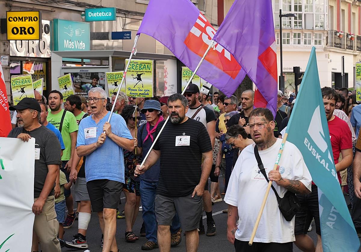 Manifestación de los jardineros por las calles de Vitoria.