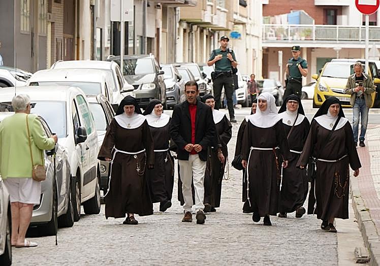 Las monjas, acompañadas por su responsable de comunicación, a su llegada al juzgado de Briviesca.