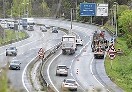 Operarios instalan los tótems para sujetar el radar de tramo que empezará a funcionar el martes.