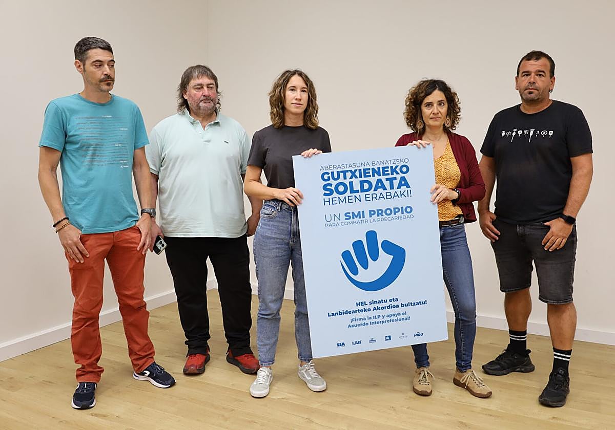 Representantes de los cinco sindicatos involucrados en la ILP, este miércoles en la sede de LAB.