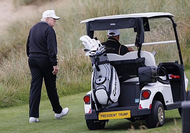 Trump, con el carrito 'normal' de golf estos últimos días en Escocia.