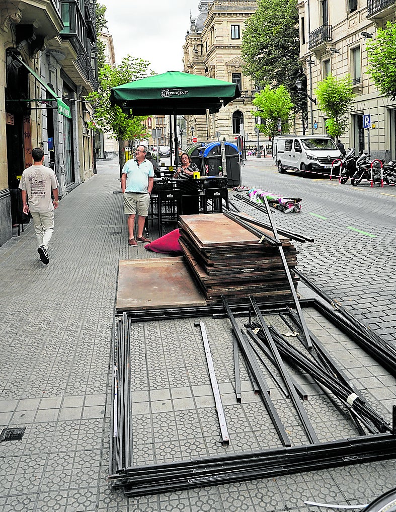 Hosteleros ultimaban ayer la instalación en las aceras.