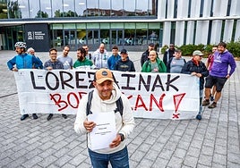 Los jardineros, antes de entregar las firmas en el Ayuntamiento.