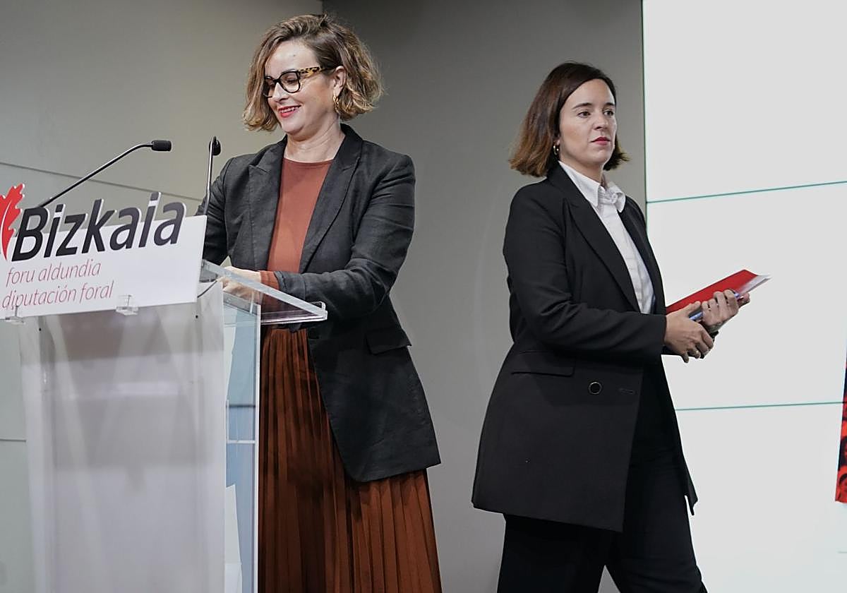 La diputada general, Elixabete Etxanobe, y la diputada de Hacienda, Itxaso Berrojalbiz.