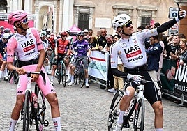 Juan Ayuso se hace un selfie con Isaac del Toro en el último Giro de Italia.