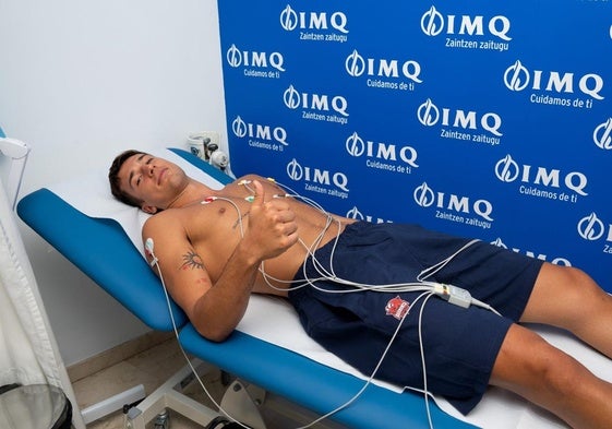 Matteo Spagnolo, durante el reconocimiento médico como jugador azulgrana.
