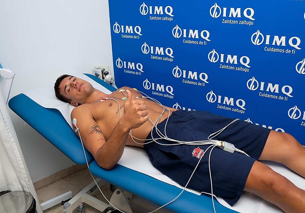 Matteo Spagnolo, durante el reconocimiento médico como jugador azulgrana.