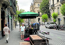 Hosteleros ultimaban ayer la instalación en las aceras.