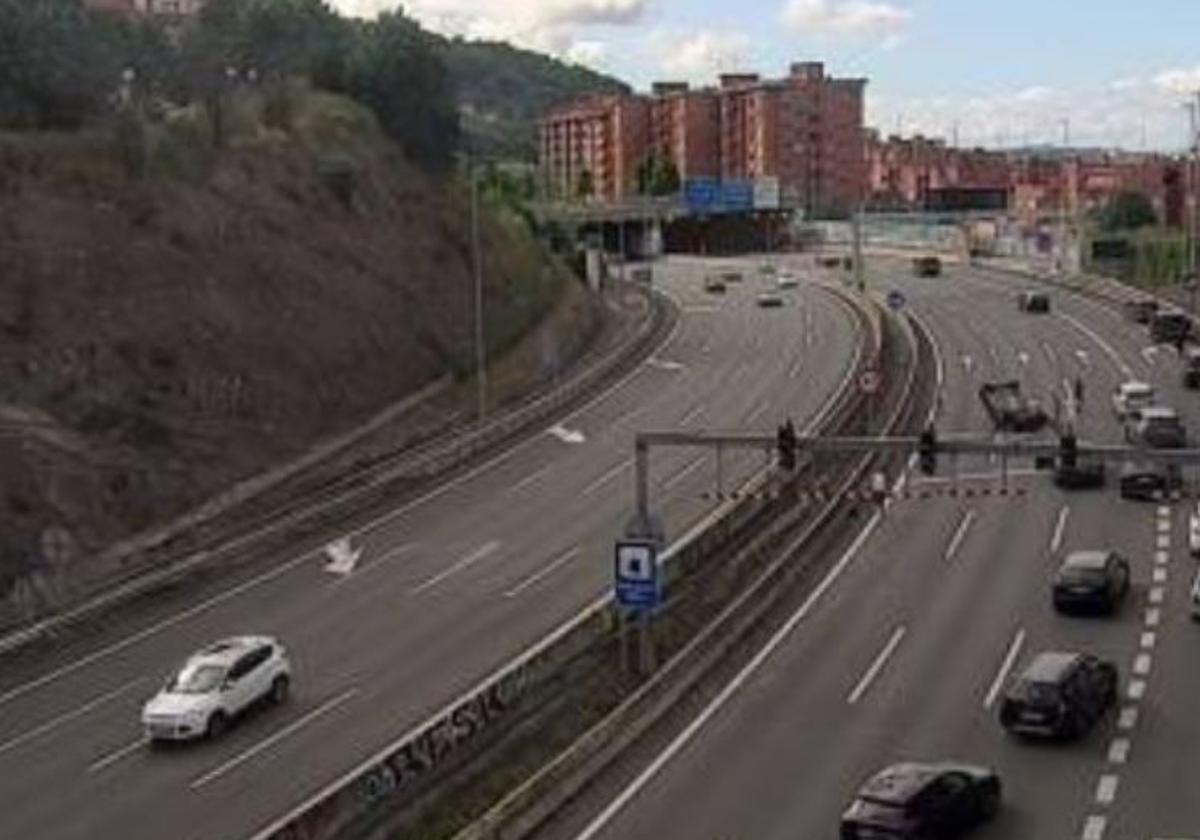 Dos personas heridas en un accidente entre dos coches en la A-8 a la altura de Basurto