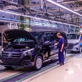 Trabajadores de Mercedes Vitoria, en las líneas de Montaje Final