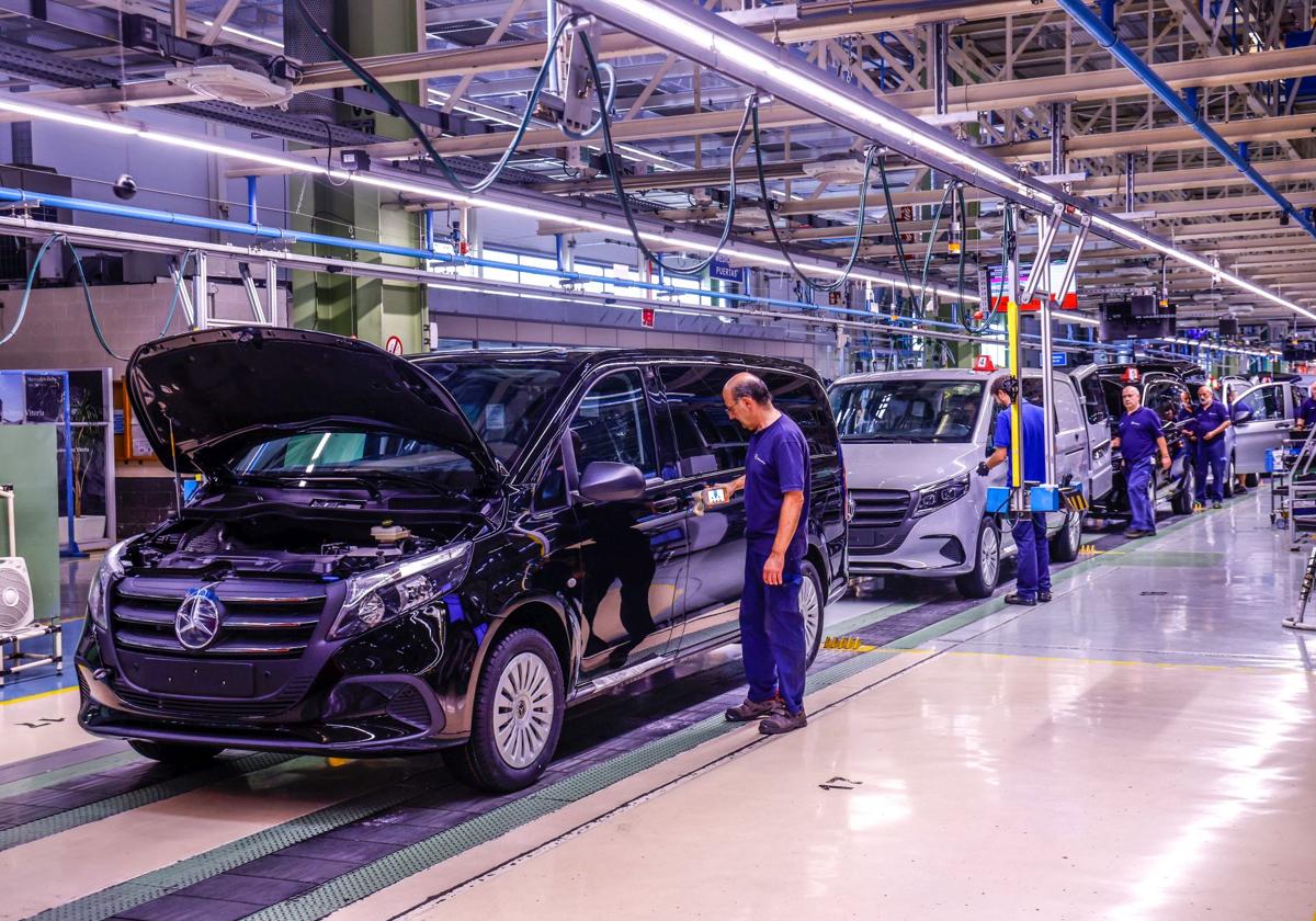 Trabajadores de Mercedes Vitoria, en las líneas de Montaje Final
