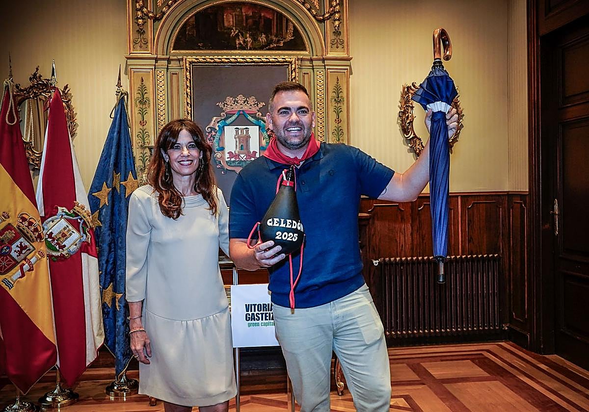 Maider Etxebarria le entrega a Iñaki Kerejazu los aperos para convertirse el lunes en Celedón