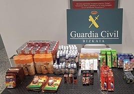 Intervienen potenciadores sexuales y tabaco de contrabando a un pasajero en el aeropuerto de Loiu