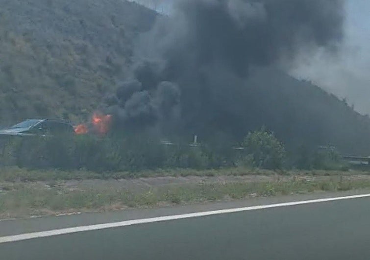 El coche se ha incendiado en el kilómetro 331 de la A-1, en sentido Vitoria.