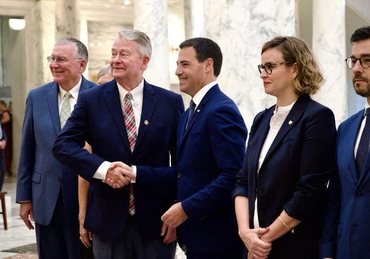 Pradales saluda al gobernador de Idaho, Brad Little, junto a la diputada general de Bizkaia, Elixabete Etxanobe, y el secretario general de Acción Exterior, Ander Caballero.