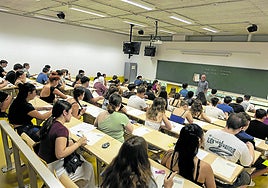 Alumnos se enfrentan a la prueba de la selectividad en un centro donostiarra.