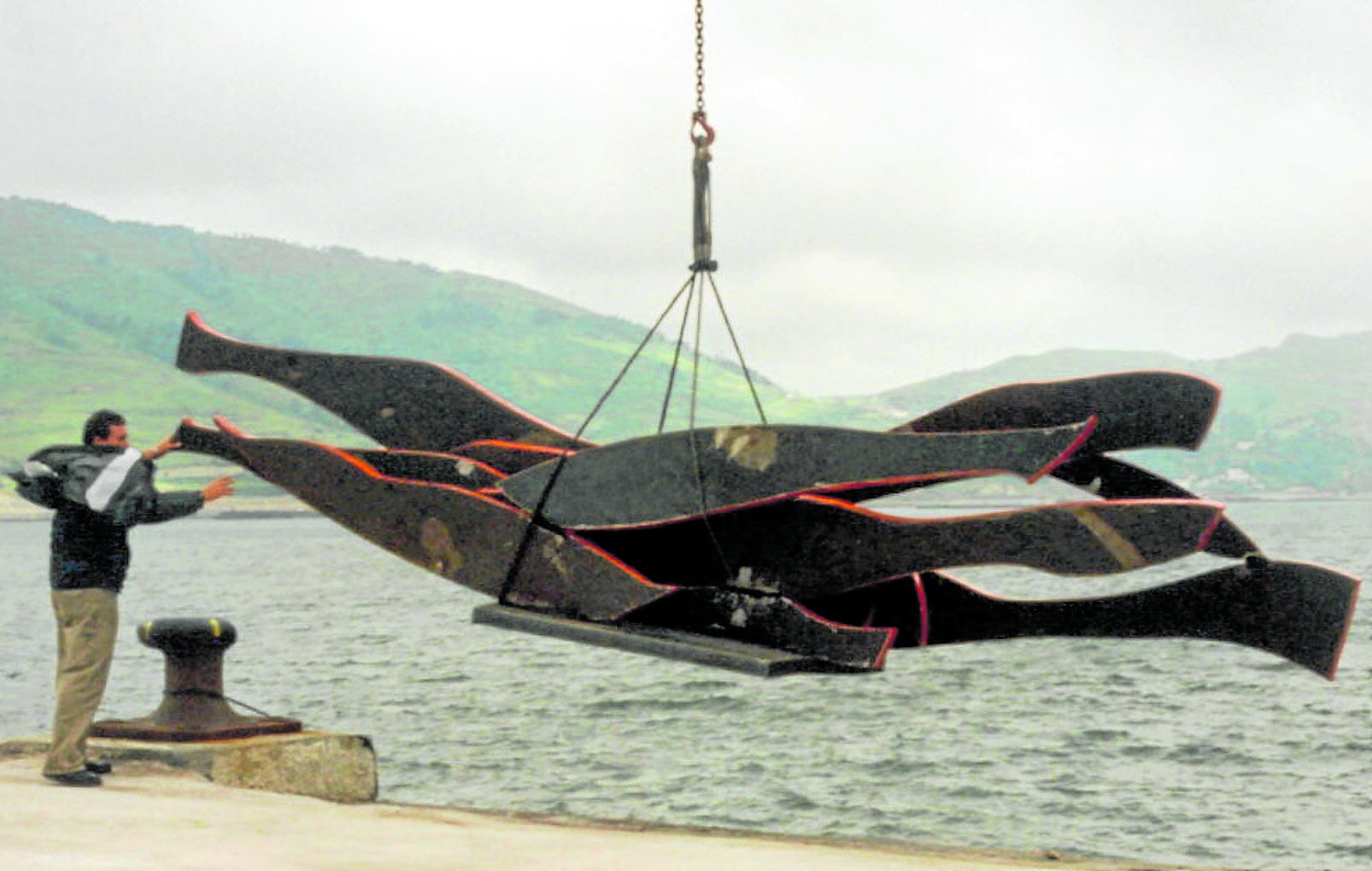 La otra escultura de Polaris lleva años vandalizada.