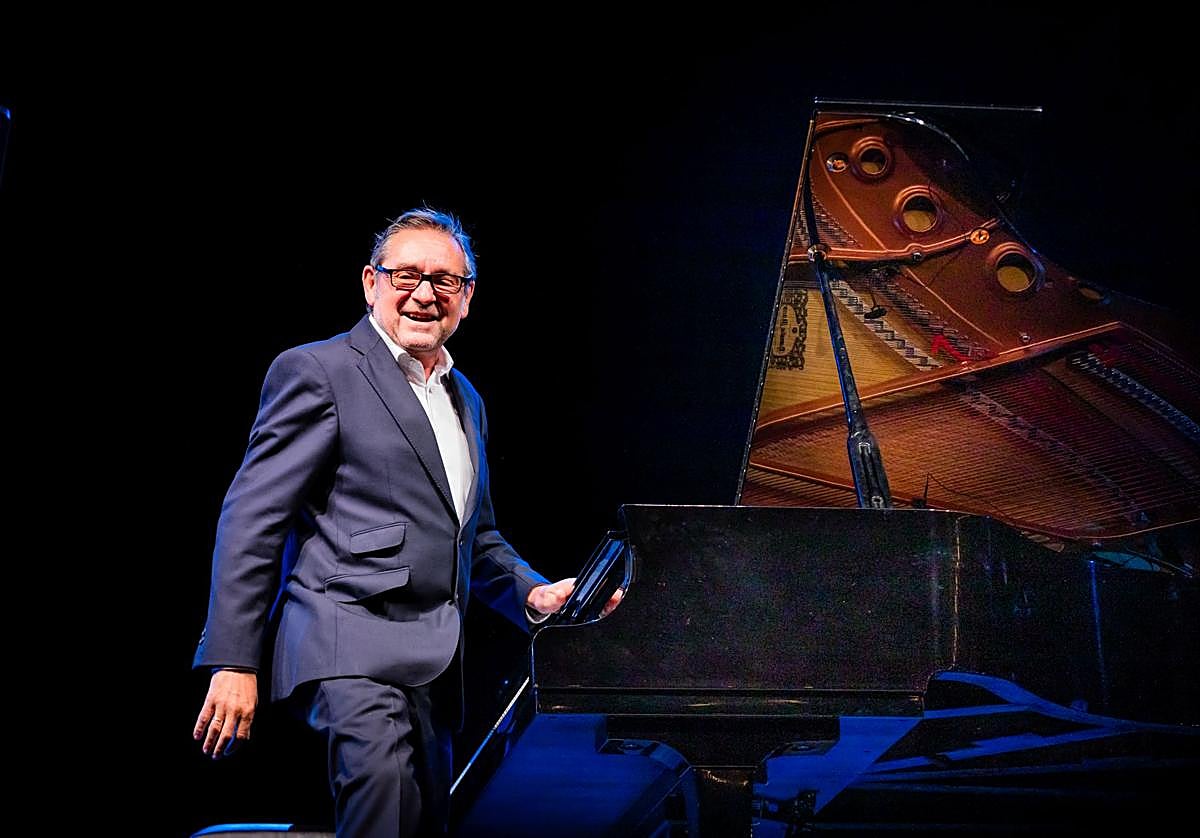Ugarte ha tocado varias melodías en un piano instalado sobre el escenario de la plaza de España