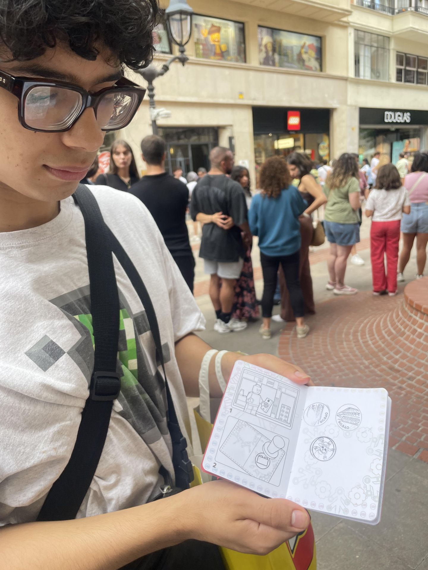 Largas colas en la inaguración de la tienda de LEGO en Bilbao