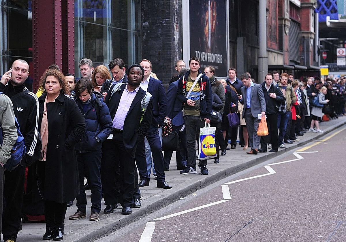 Felices entre colas y apreturas
