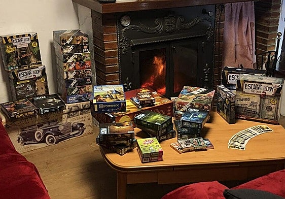 Numerosos juegos de escape en el salón de la casa rural.