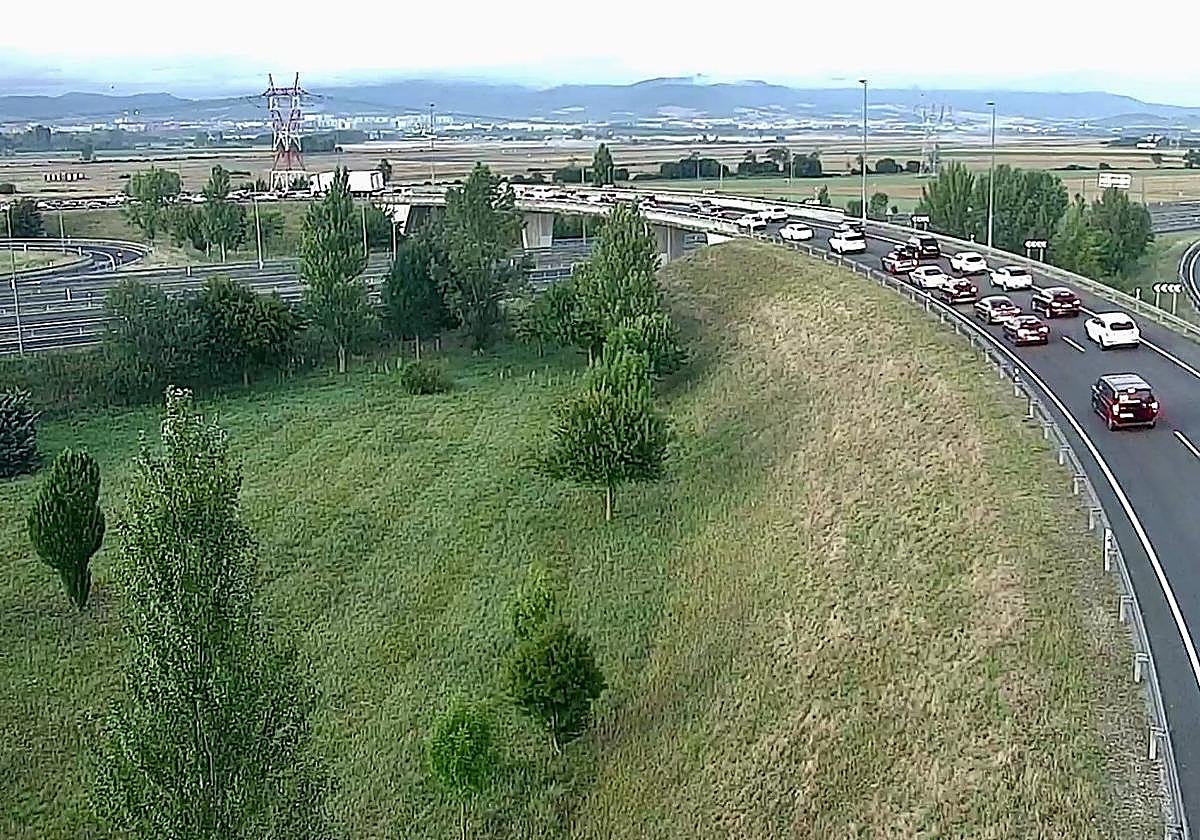 Las cámaras captan las retenciones en la N-622, en Etxabarri Ibiña.