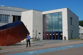 Exterior del polideportivo municipal de Amurrio.