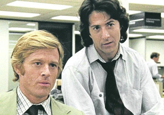 Robert Redford(Bob Woodward en el film) y Dustin Hoffman (Carl Bernstein) en una escena de la película rodada en la redacción de 'The Washington Post'.