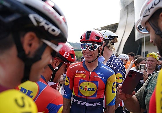 Aleix Espargaró, junto a sus compañeros del Lidl-Trek en la explanada del Guggenheim antes de la salida.