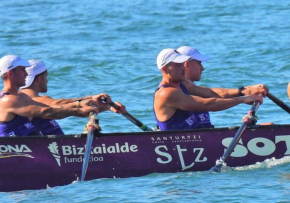 La tripulación de Santurtzi en una de las regatas disputadas