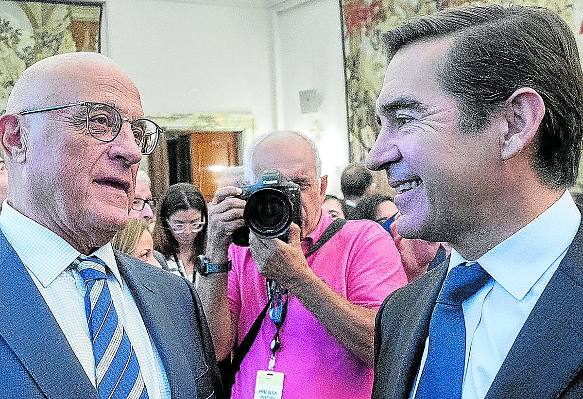 El presidente del Sabadell, Josep Oliu, y del BBVA, Carlos Torres, en un acto público