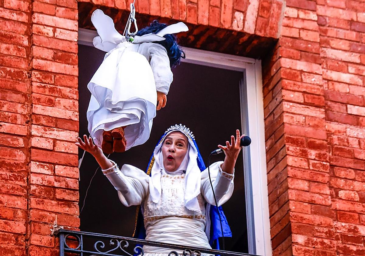 San Esteban, en el papel de la Virgen Blanca, recibe a su hija Zuridonna.