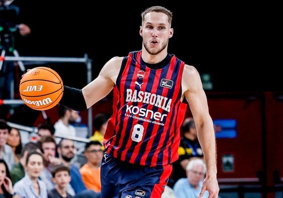 Tadas Sedekerskis lleva el balón en un partido de la ACB.