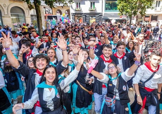 Blusas y neskas de la cuadrilla Gaupazaleak en el paseíllo de ida del 5 de agosto de 2024, el año de su estreno en las fiestas de La Blanca.