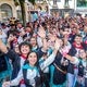 Blusas y neskas de la cuadrilla Gaupazaleak en el paseíllo de ida del 5 de agosto de 2024, el año de su estreno en las fiestas de La Blanca.