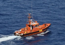 Los servicios de Salvamento Marítimo, buscando a las dos víctimas frente al faro de Sóller.